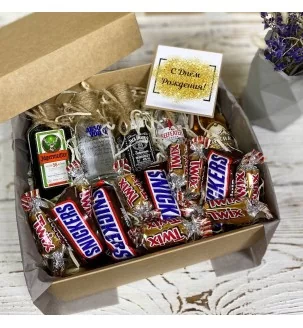 коробочка різного мініалкоголю з цукерками