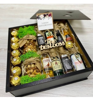 Набор разных вкусов алкоголя в миниатюрах. маленькие бутылочки виски