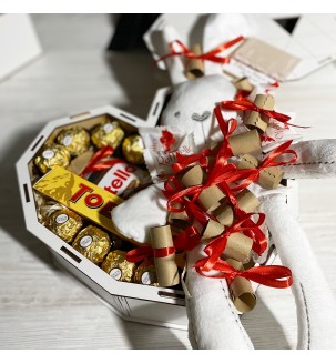 Подарок любимой девушке на Валентина в коробке сердце