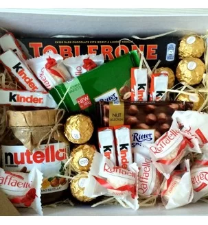 Много сладостей в подарочной коробке WOW BOX