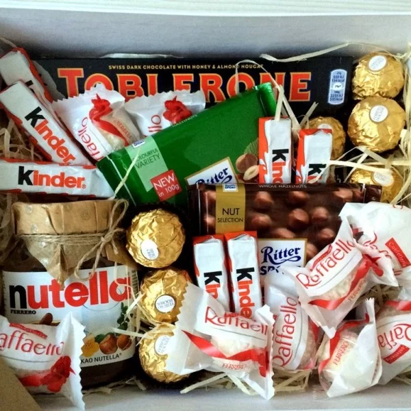 Много сладостей в подарочной коробке WOW BOX