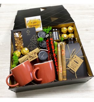 Подарунковий бокс до дня народження з кавою і чашками