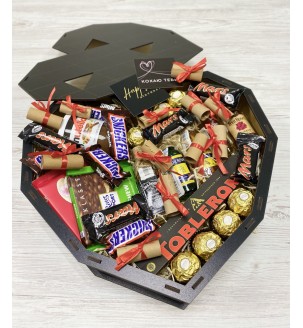 Набір солодощів і мініпляшечок в серці для чоловіка