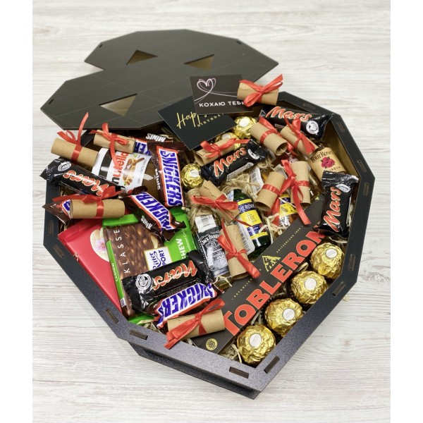 Набір солодощів і мініпляшечок в серці для чоловіка