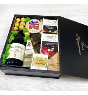 Подарунок з вином, сирами та шоколадом