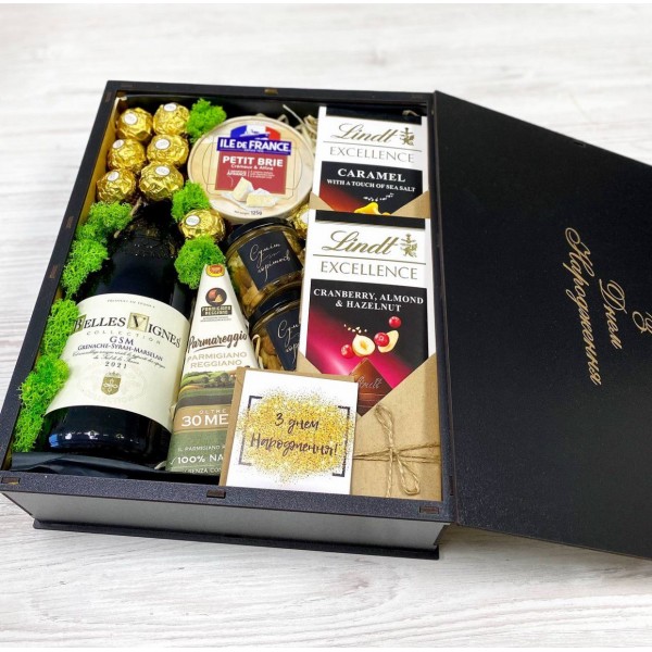 Подарунок з вином, сирами та шоколадом Подарунок з вином, сирами та шоколадом