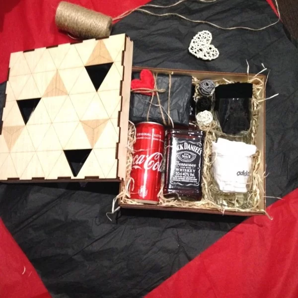 Подарунковий набір для чоловіка з віскі і бокалами в дерев'яній коробці