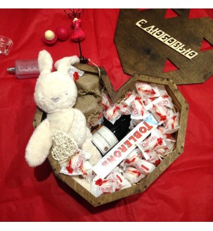 Деревянное сердце со сладостями, вином и игрушкой