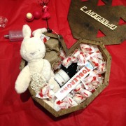 Дерев'яне серце з солодощами, вином та іграшкою