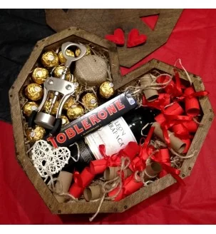 Подарочный набор в деревянном сердце с вином и записочками от вау бокс