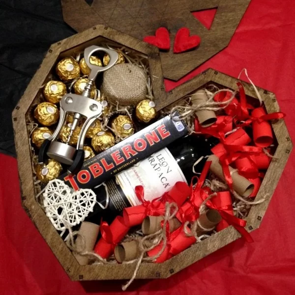 Подарочный набор в деревянном сердце с вином и записочками от вау бокс