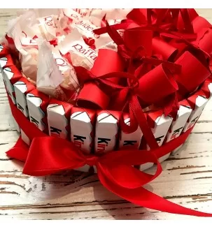 Торт из киндеров и раффаелло с записочками Подарки - 2