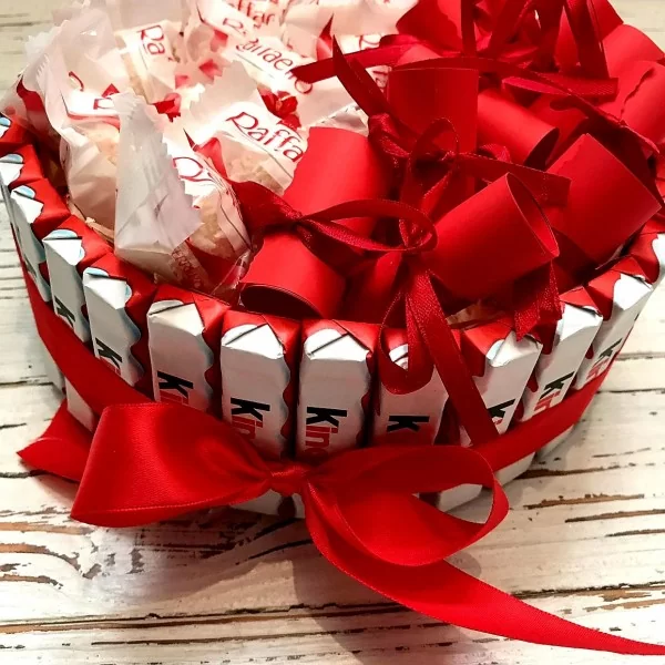 тортик з кіндерів і Рафаелло з записочками Подарунки - 2