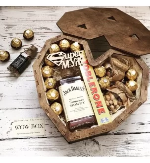 Подарочный набор в деревянном сердце с виски и конфетами