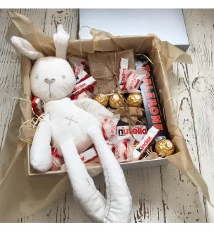М'яка іграшка зайчик з солодощами в коробці